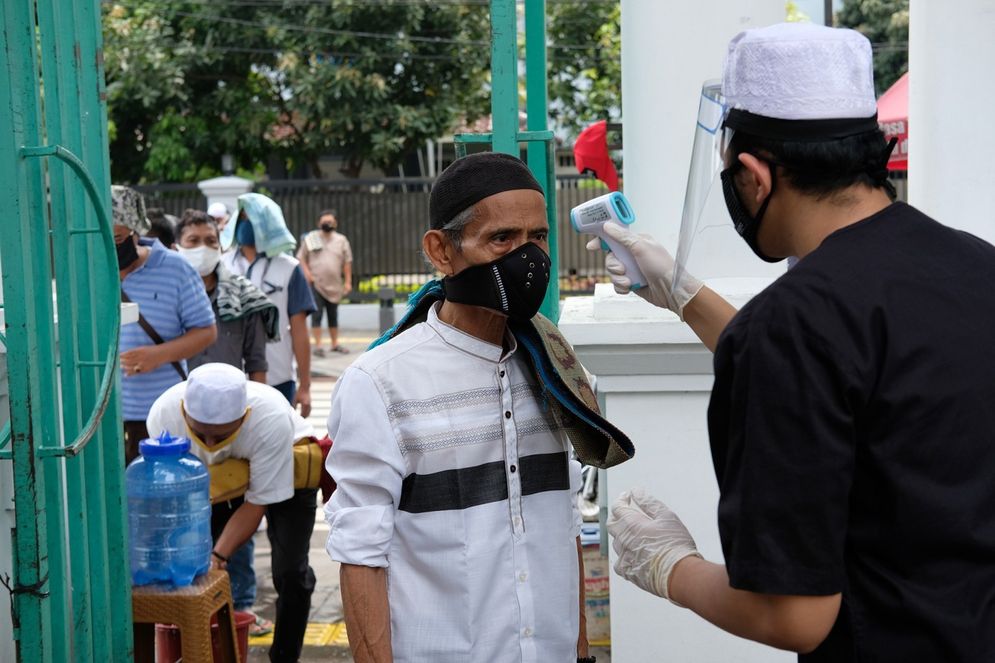 Ilustrasi pengecekan suhu tubuh untuk jemaah di masjid/Foto: Ismail Pohan/TrenAsia