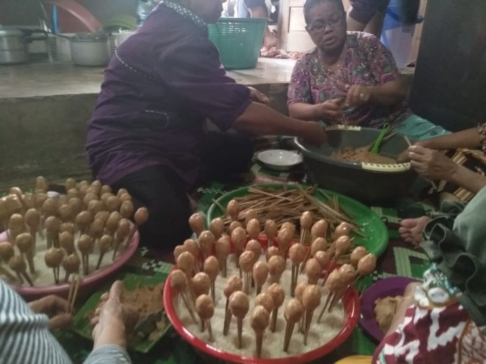 Ibu-ibu membuat pentol ikan untuk disajikan pada acara pernikahan