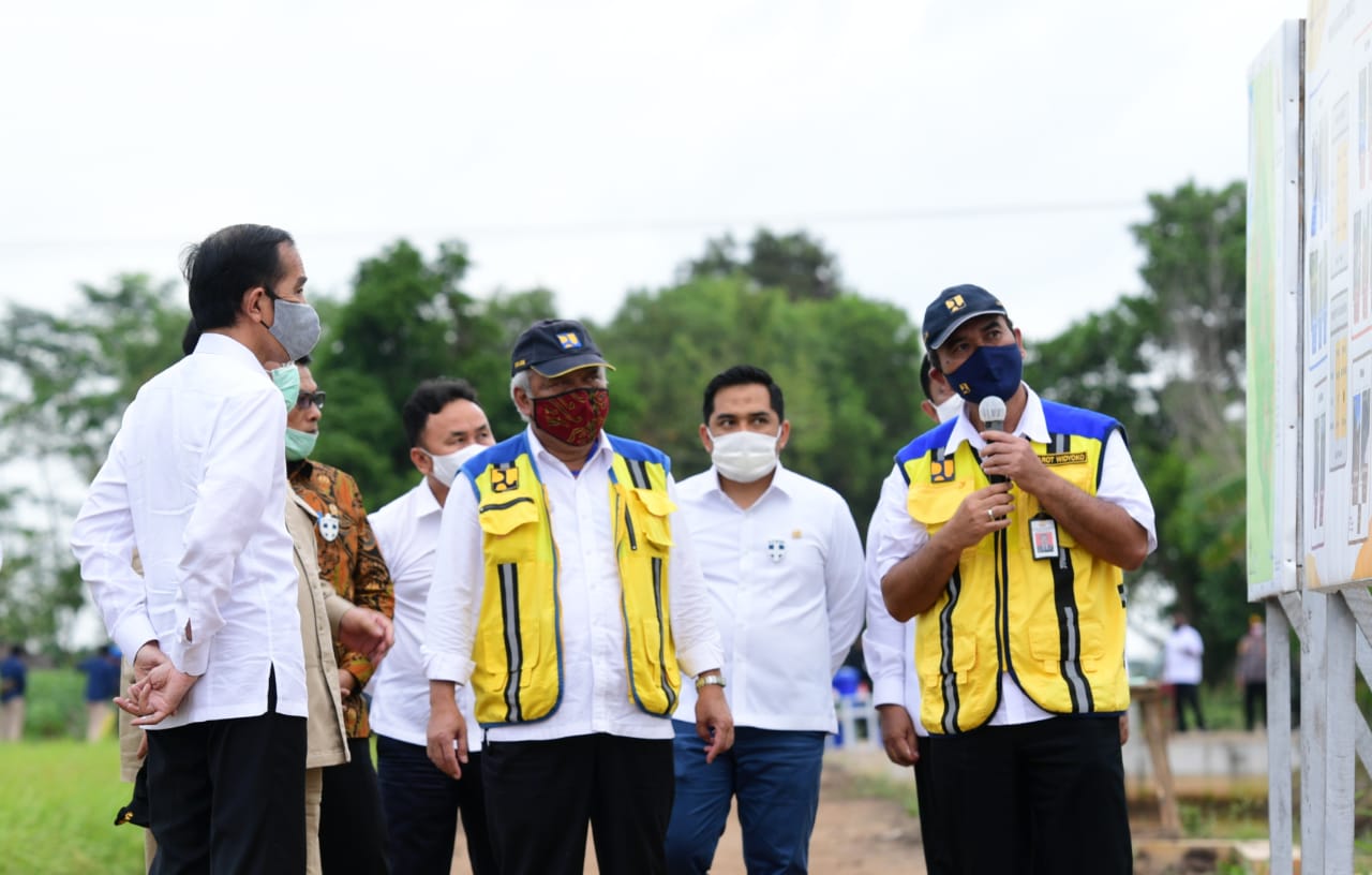 Presiden Jokowi, bersama sejumlah Menteri, Gubernur Kalteng dan anggota DPR RI saat meninjau lokasi Food Estate di Kabupaten Kapuas