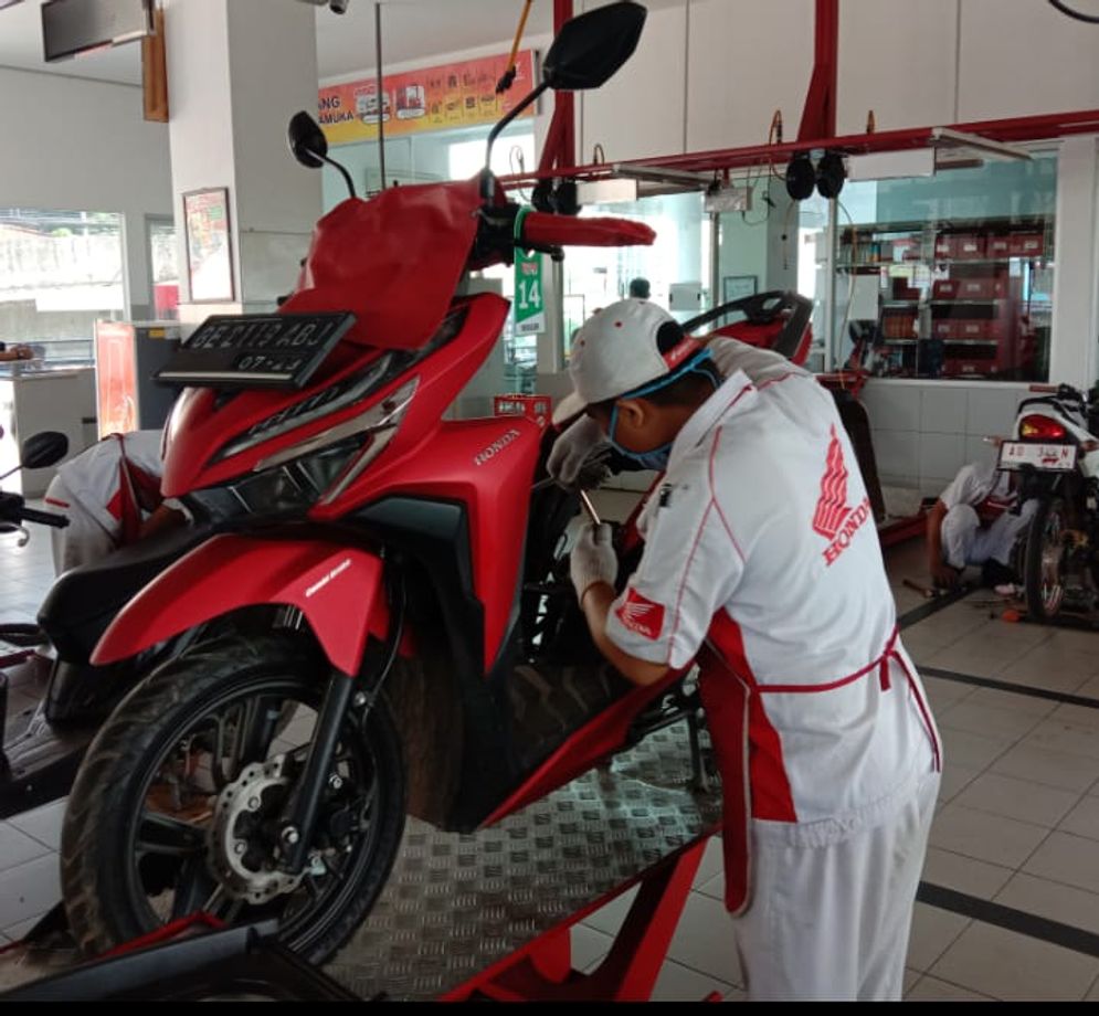 Suasana servis sepeda motor Honda di diler PT Tunas Dwipa Matra Raden Intan Bandar Lampung.