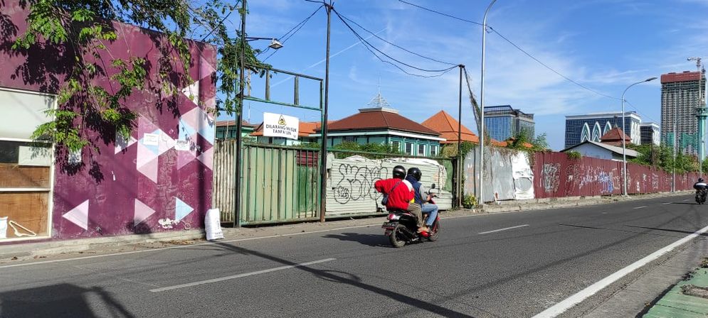 Kondisi lokasi proyek apartemen The Frontage di Jalan Ahmad Yani Surabaya.