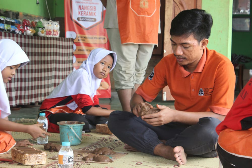 Bisma mengajari cara membuat kerajinan gerabah kepada anak-anak