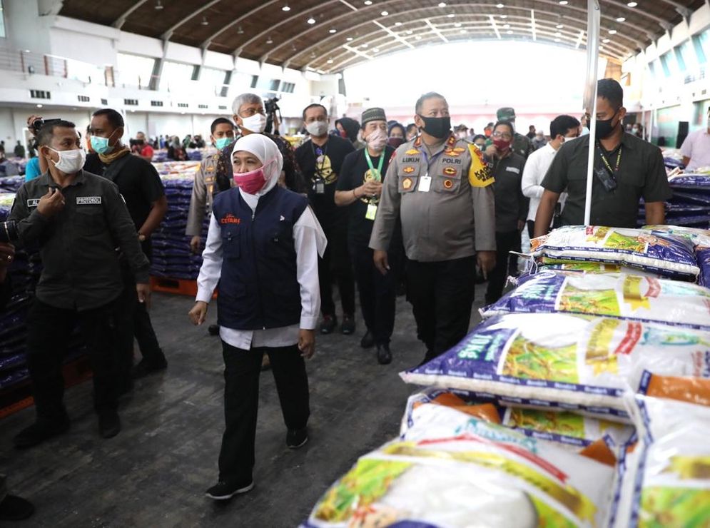 Gubernur Jatim Khofifah Indar Parawansa saat mengunjungi Lumbung Pangan Jatim di Jatim Expo Surabaya