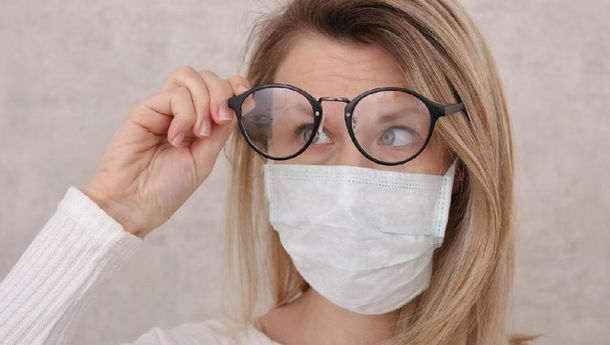 Tips Mencegah Kacamata Berembun saat Pakai Masker