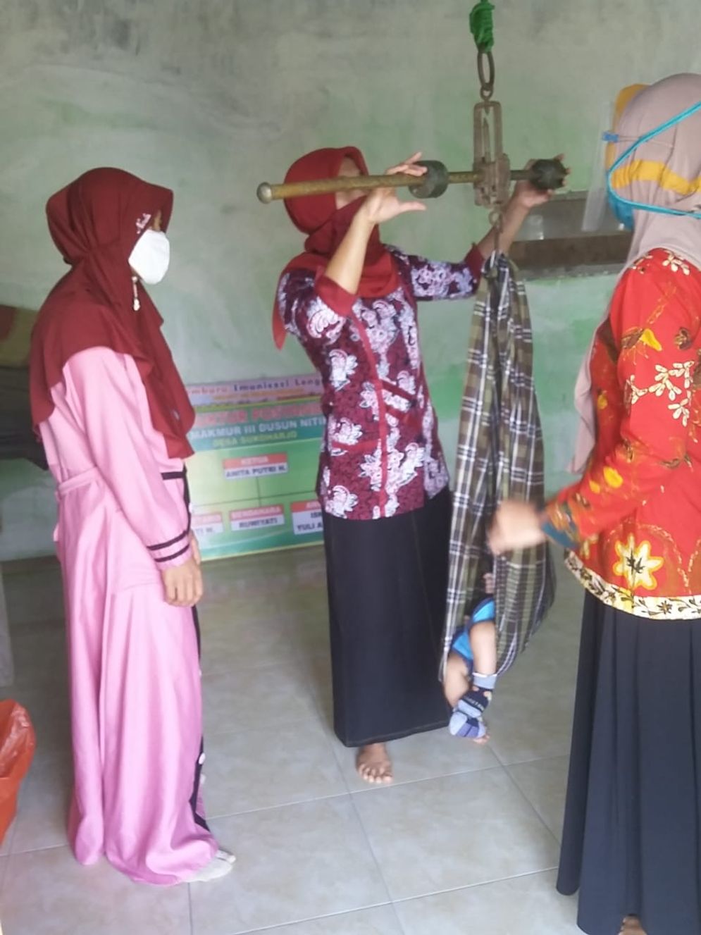 Kegiatan Posyandu  di Dusun Jarum Desa Sukoharjo, Wajib Bawa Sarung Sendiri untuk Timbang
