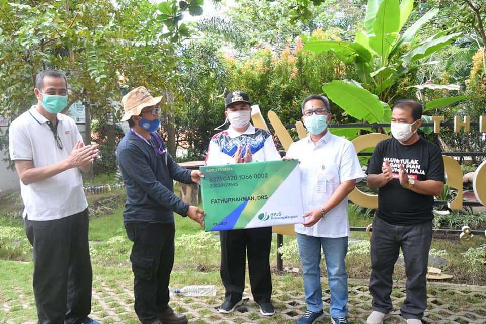 Penyerahan KJK secara simbolis kepada tenaga kerja Bank Sampah