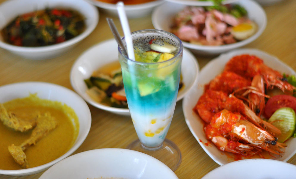 Makanan dan minuman yang ada di Rumah Makan Lamun Ombak Padang/Foto: M Hendra/KabarMinang.id