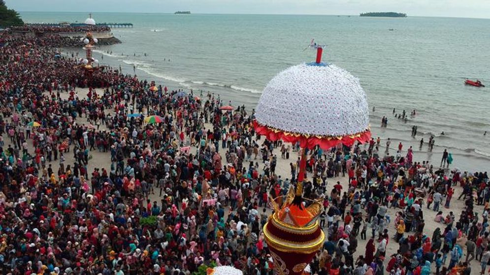 Ribuan orang menyaksikan Pesona Hoyak Tabuik yang diselenggarakan pada tahun 2018 lalu/Foto: ANTARA/Iggoy el Fitra