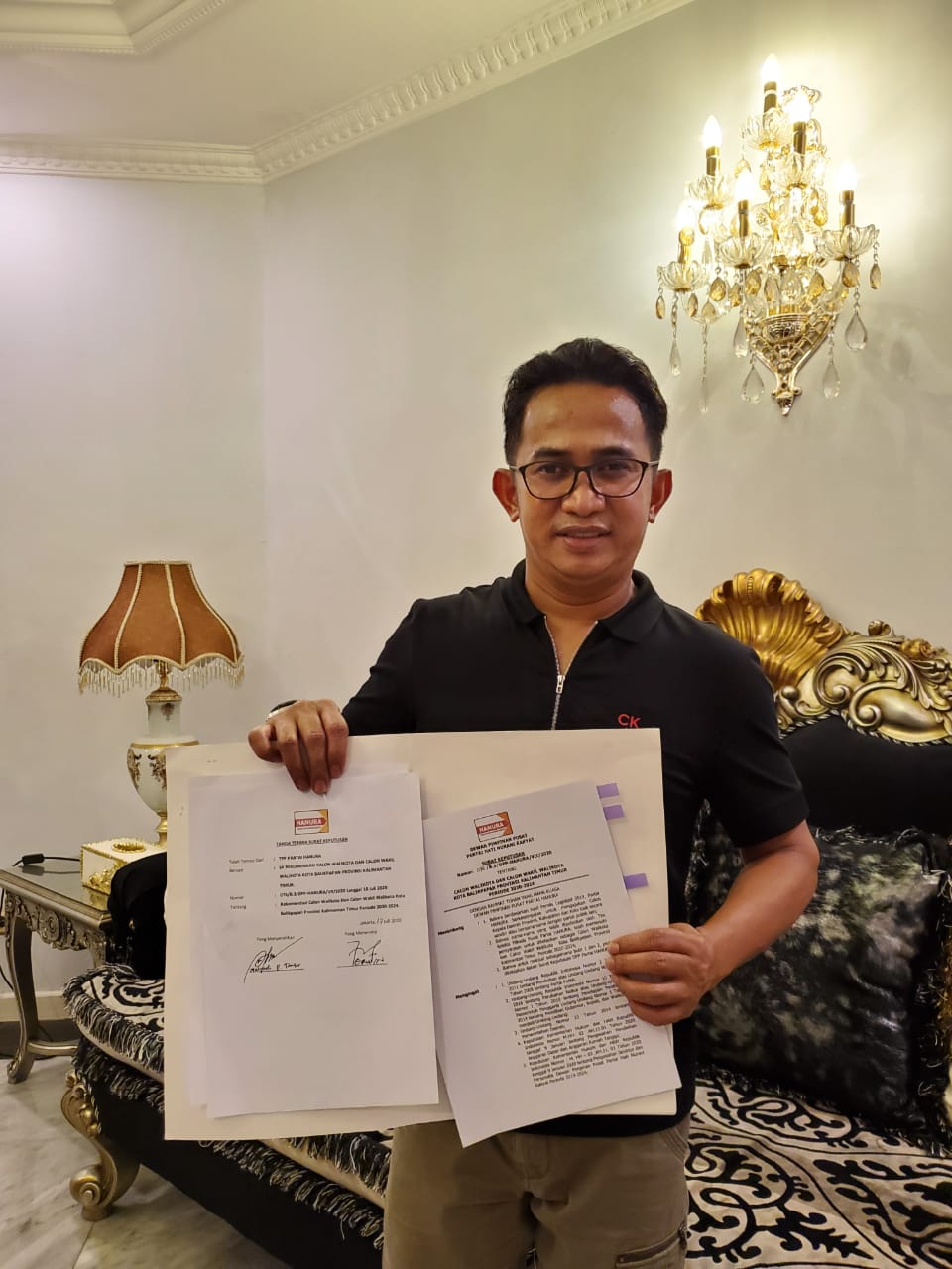 Rahmad Mas'ud memperlihatkan SK dari DPP Hanura
