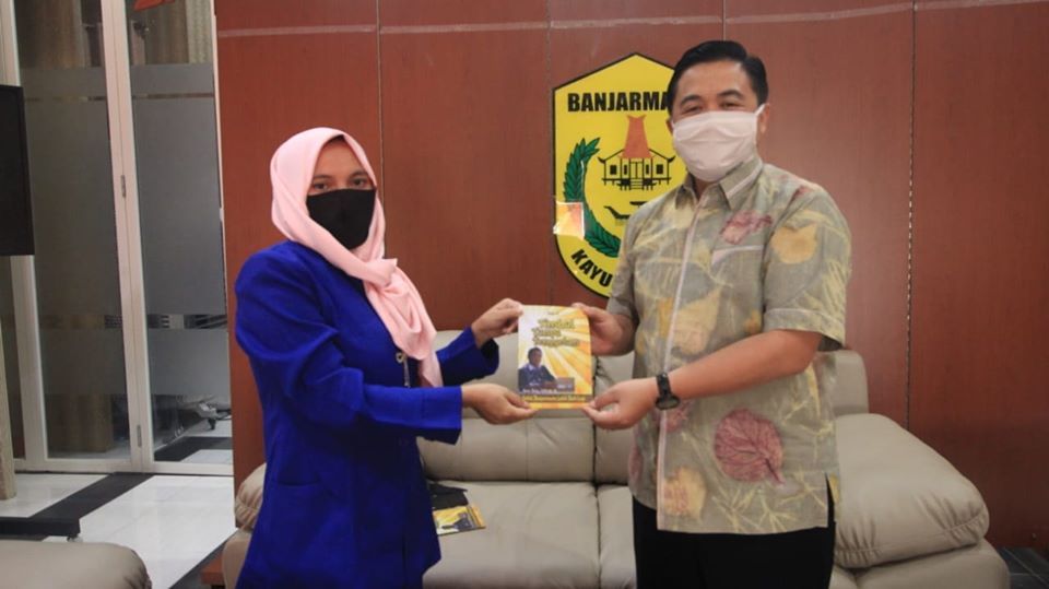 Dian Rahmawati penulis buku 'Timbul Tanpa Tenggelam' menemui walikota Banjarmasin Ibnu Sina
