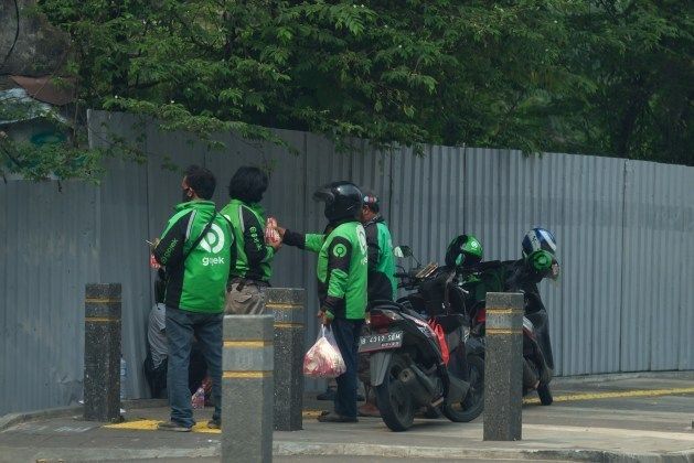 Para driver Gojek sedang berbincang.
