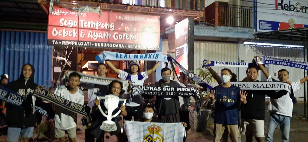 Sejumlah fans Real Madrid di Probolinggo yang tergabung dalam SuperSoccer Probolinggo saat merayakan gelar juara di kafe Banyuwangi Probolinggo, akhir pekan lalu.