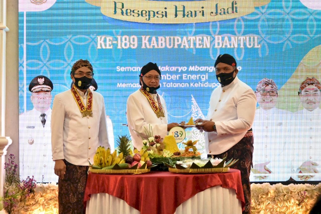 Peringatan HUT ke-189 Kabupaten Bantul ditandai dengan potong tumpeng.