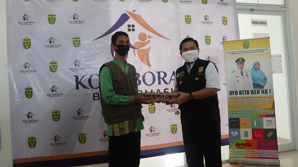 Ibnu Sina menerima bantuan simbolis dari YPM dan Kolaborasi Banjarmasin