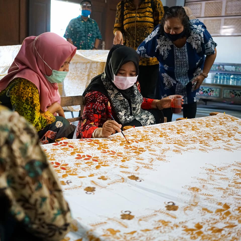 Hj Kustini Sri Purnomo (duduk) dalam suatu kesempatan