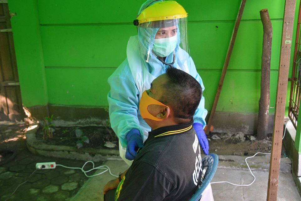 Petugas sedang memeriksa kondisi kesehatan warga