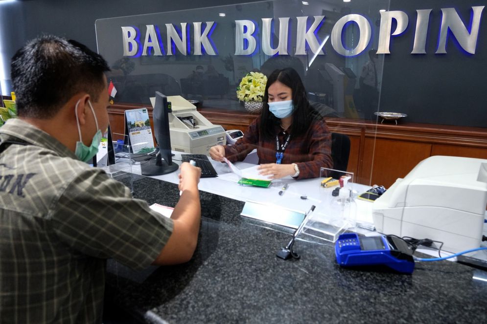 Ilustrasi pelayanan nasabah di Bank Bukopin/Foto: Ismail Pohan/TrenAsia