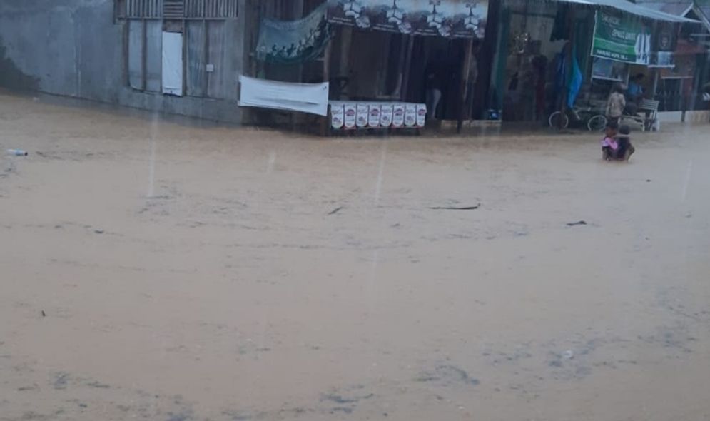 Seorang anak mencoba menorobos banjir yang terjadi di Jondul Rawang pada sore Rabu 22 Juli 2020/Foto: Ist