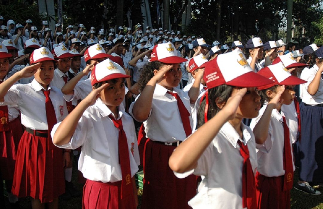 Pelajar SD, SMP, dan SMA tengah mengikuti upacara di sekolah.