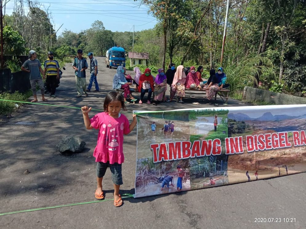 Warga menutup akses jalan menuju perusahaan tambang