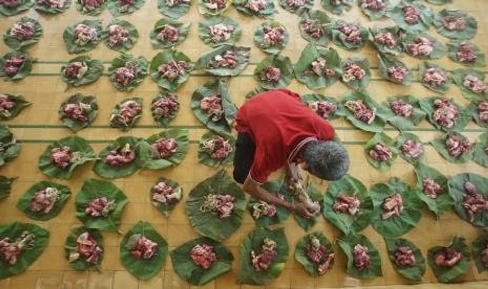 Ilustrasi pembagian daging/Andreas Fitri Atmoko/Antara Foto