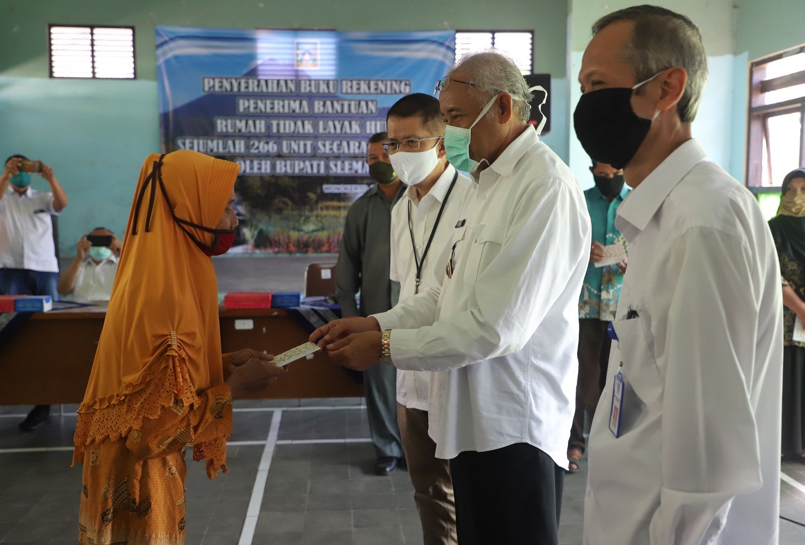 Penyerahan Buku Rekening Rumah Tidak Layak Huni (Humas Sleman)
