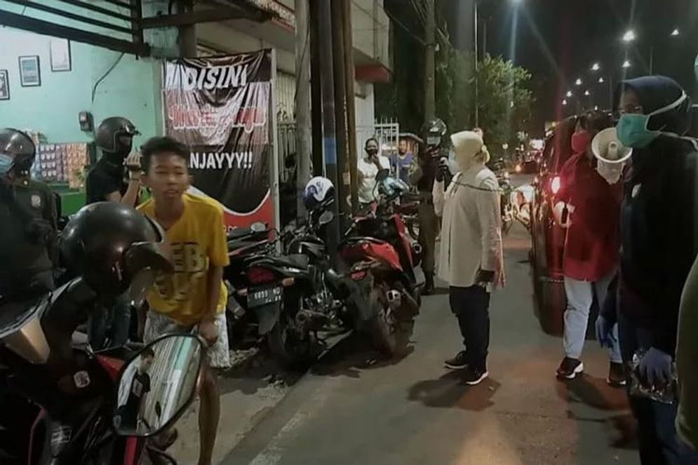 Wali Kota Risma saat menyisir tempat yang jadi ajang nongkrong