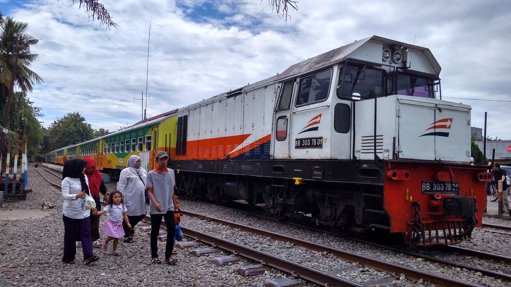 KA Sibinuang saat berada di Stasiun Pariaman yang berada dekat dari wisata Pantai Gandoriah/Foto: M Hendra/KabarMinang.id