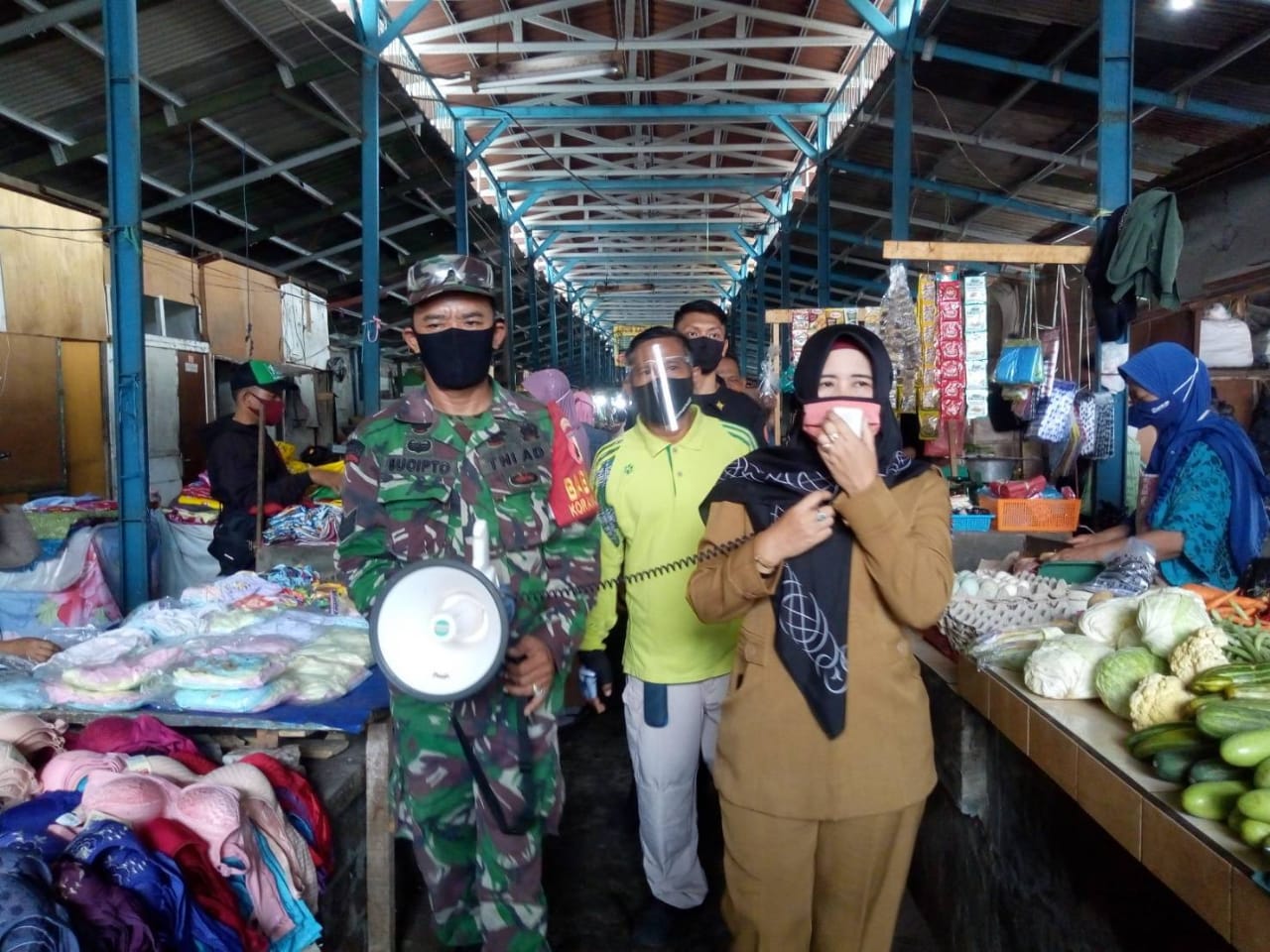 Pemkot Surabaya mengingatkan pedagang untuk bermasker