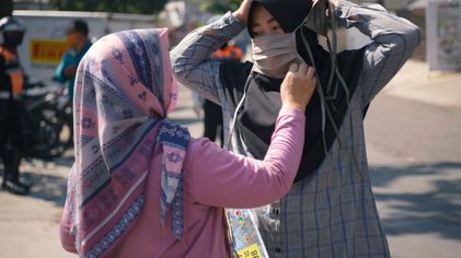 Sosialisasi dan Pembagian Masker di Jl. Emong, Kota Bandung, Selasa (21/7/2020).