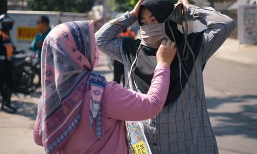 Sosialisasi dan Pembagian Masker di Jl. Emong, Kota Bandung, Selasa (21/7/2020).