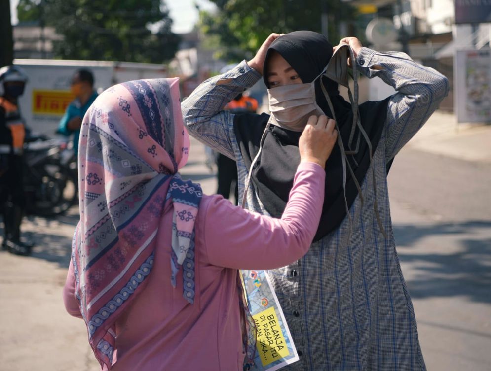 Sosialisasi dan Pembagian Masker di Jl. Emong, Kota Bandung, Selasa (21/7/2020).