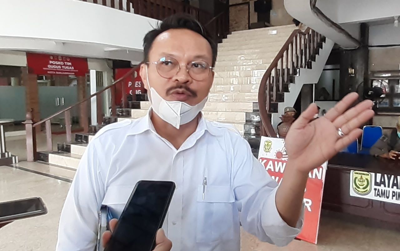 Kepala Bakeuda Banjarmasin Subhan Noor Yaumil sedang diwawancara awak media
