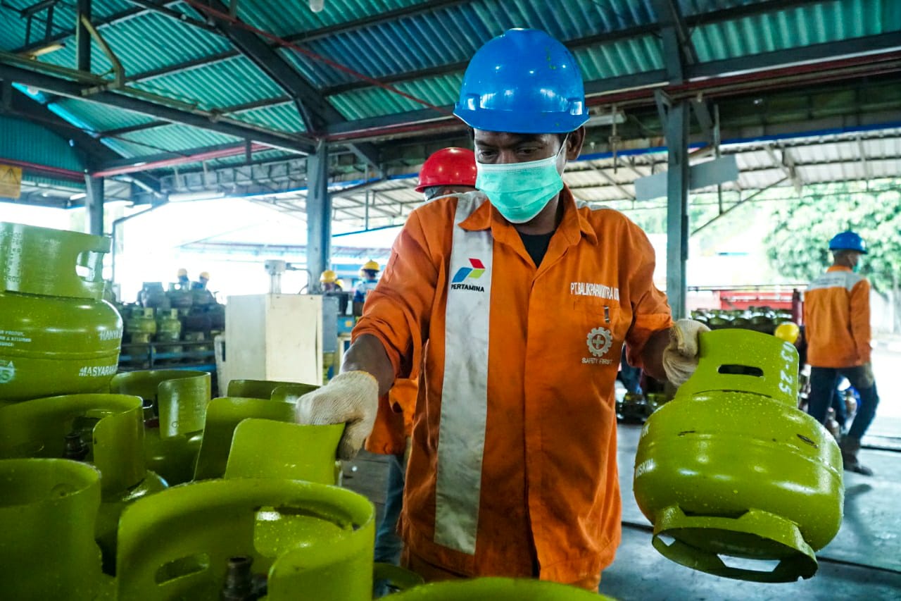 Petugas mendistribusikan LPG 3 kg
