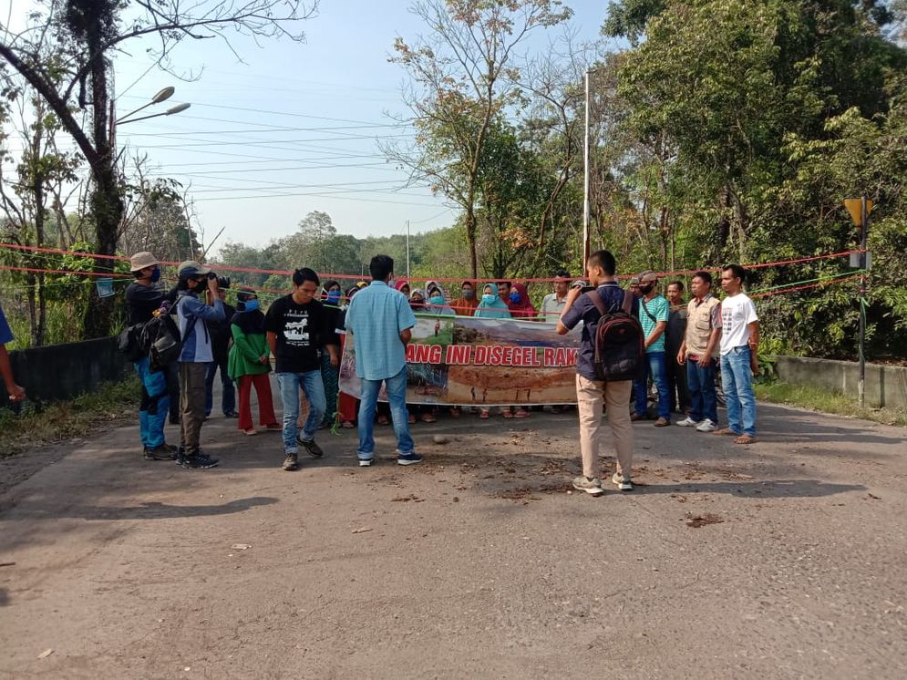 Aksi tutup akses jalan wargq Desa Muaramaung