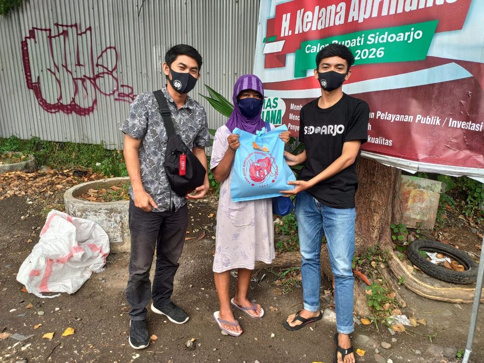 Komunitas dari fans club Barcelona (FCBI) Sidoarjo saat dalam sebuah acara sosial beberapa waktu lalu.