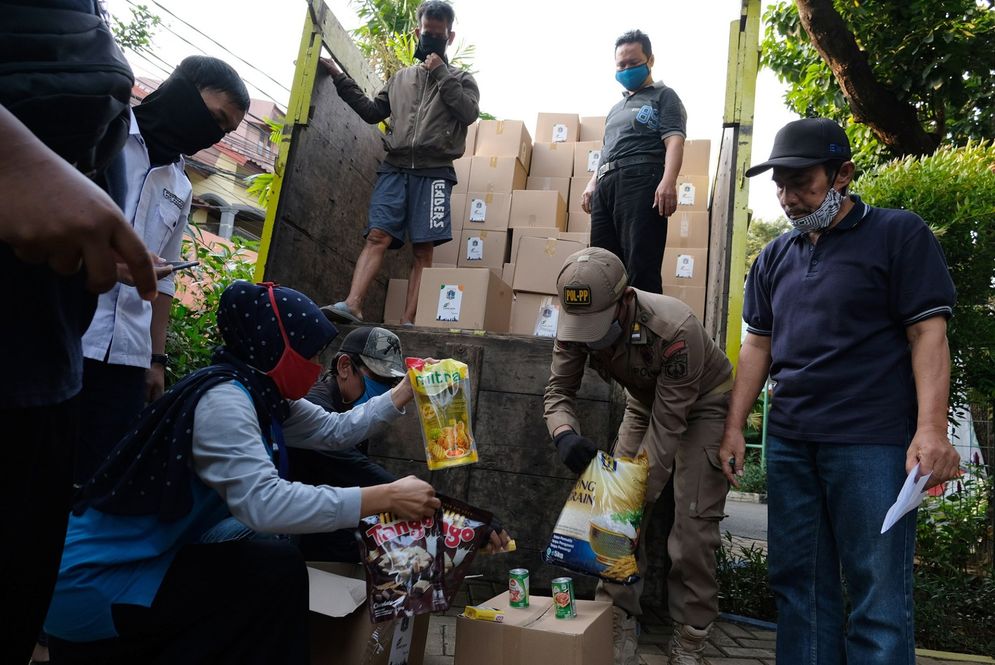 Petugas Kementerian Sosial melakukan pengecekan paket sembako di Jakarta Selatan Rabu 22 April 2020 lalu. Foto: Ismail Pohan/TrenAsia