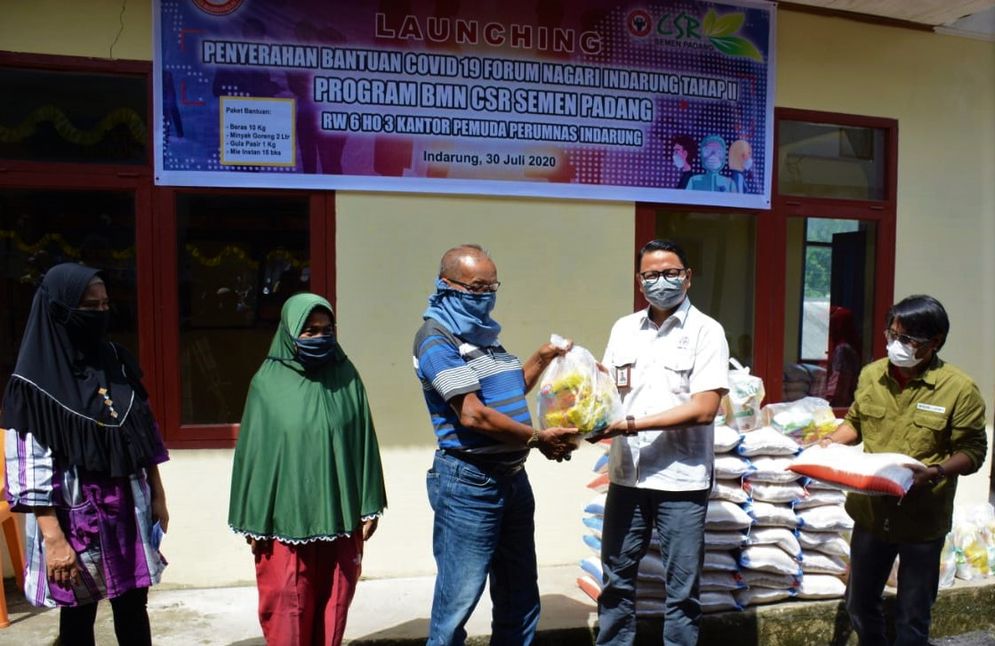 Kepala Unit CSR Semen Padang Muhamad Ikra menyerahkan paket semabako kepada warga/Foto: ist