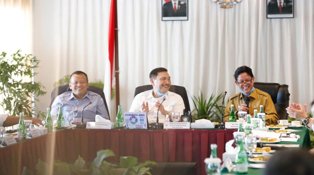 <p>Menko Marves bersama Menteri Kelautan dan Perikanan dengan Plt. Gubernur Kepri saat membahas mengenai investasi dan industri di Batam, Kamis (2/7). / Dok Foto: Kemenko Marves</p>