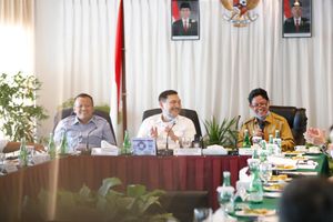 <p>Menko Marves bersama Menteri Kelautan dan Perikanan dengan Plt. Gubernur Kepri saat membahas mengenai investasi dan industri di Batam, Kamis (2/7). / Dok Foto: Kemenko Marves</p>
