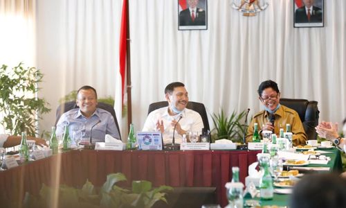 <p>Menko Marves bersama Menteri Kelautan dan Perikanan dengan Plt. Gubernur Kepri saat membahas mengenai investasi dan industri di Batam, Kamis (2/7). / Dok Foto: Kemenko Marves</p>
