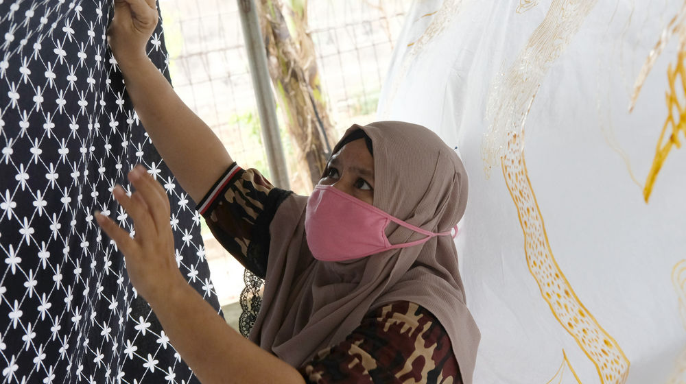 <p>Perajin menjemur batik di workshop Batik Marunda, di Rusun Marunda, Jakarta Utara, Selasa, 14 Juli 2020. Foto: Ismail Pohan/TrenAsia</p>
