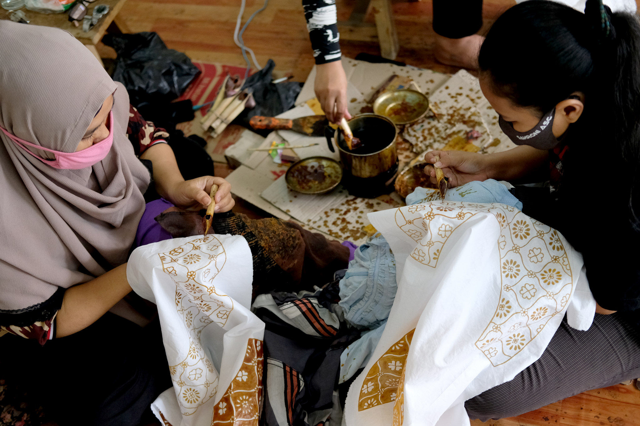 <p>Perajin menyelesaikan pembuatan batik di workshop Batik Marunda, di Rusun Marunda, Jakarta Utara, Selasa, 14 Juli 2020. Foto: Ismail Pohan/TrenAsia</p>
