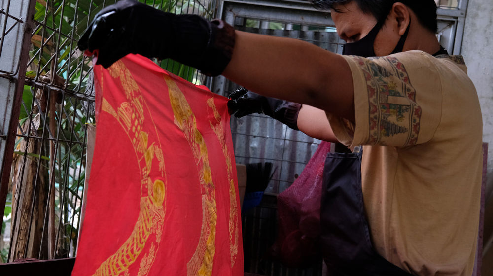 <p>Perajin melakukan pewarnaan saat proses pembuatan batik di workshop Batik Marunda, di Rusun Marunda, Jakarta Utara, Selasa, 14 Juli 2020. Foto: Ismail Pohan/TrenAsia</p>
