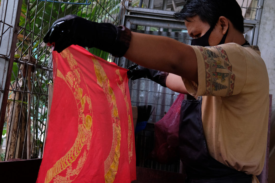 <p>Perajin melakukan pewarnaan saat proses pembuatan batik di workshop Batik Marunda, di Rusun Marunda, Jakarta Utara, Selasa, 14 Juli 2020. Foto: Ismail Pohan/TrenAsia</p>
