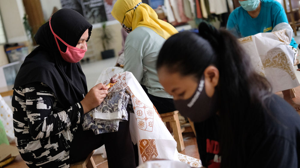 <p>Pengrajin menyelesaikan pembuatan batik di workshop Batik Marunda, di Rusun Marunda, Jakarta Utara, Selasa, 14 Juli 2020. Ekonom Center of Reform on Economics (CORE) M. Faisal mengatakan persoalan yang sekarang dihadapi UMKM tak hanya soal akses ke pembiayaan. Penurunan dari sisi permintaan juga berpengaruh terhadap kelangsungan UMKM, terutama mikro, yang tersengat langsung imbas pandemi covid – 19. Oleh karena itu, akses pasar sangat dibutuhkan oleh para pelaku usaha mikro. Pemerintah perlu memikirkan hal ini supaya kombinasi kebijakan yang telah diterbitkan pemerintah benar-benar menyentuh ke pokok persoalan. Foto: Ismail Pohan/TrenAsia</p>
