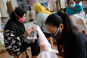 <p>Pengrajin menyelesaikan pembuatan batik di workshop Batik Marunda, di Rusun Marunda, Jakarta Utara, Selasa, 14 Juli 2020. Ekonom Center of Reform on Economics (CORE) M. Faisal mengatakan persoalan yang sekarang dihadapi UMKM tak hanya soal akses ke pembiayaan. Penurunan dari sisi permintaan juga berpengaruh terhadap kelangsungan UMKM, terutama mikro, yang tersengat langsung imbas pandemi covid – 19. Oleh karena itu, akses pasar sangat dibutuhkan oleh para pelaku usaha mikro. Pemerintah perlu memikirkan hal ini supaya kombinasi kebijakan yang telah diterbitkan pemerintah benar-benar menyentuh ke pokok persoalan. Foto: Ismail Pohan/TrenAsia</p>
