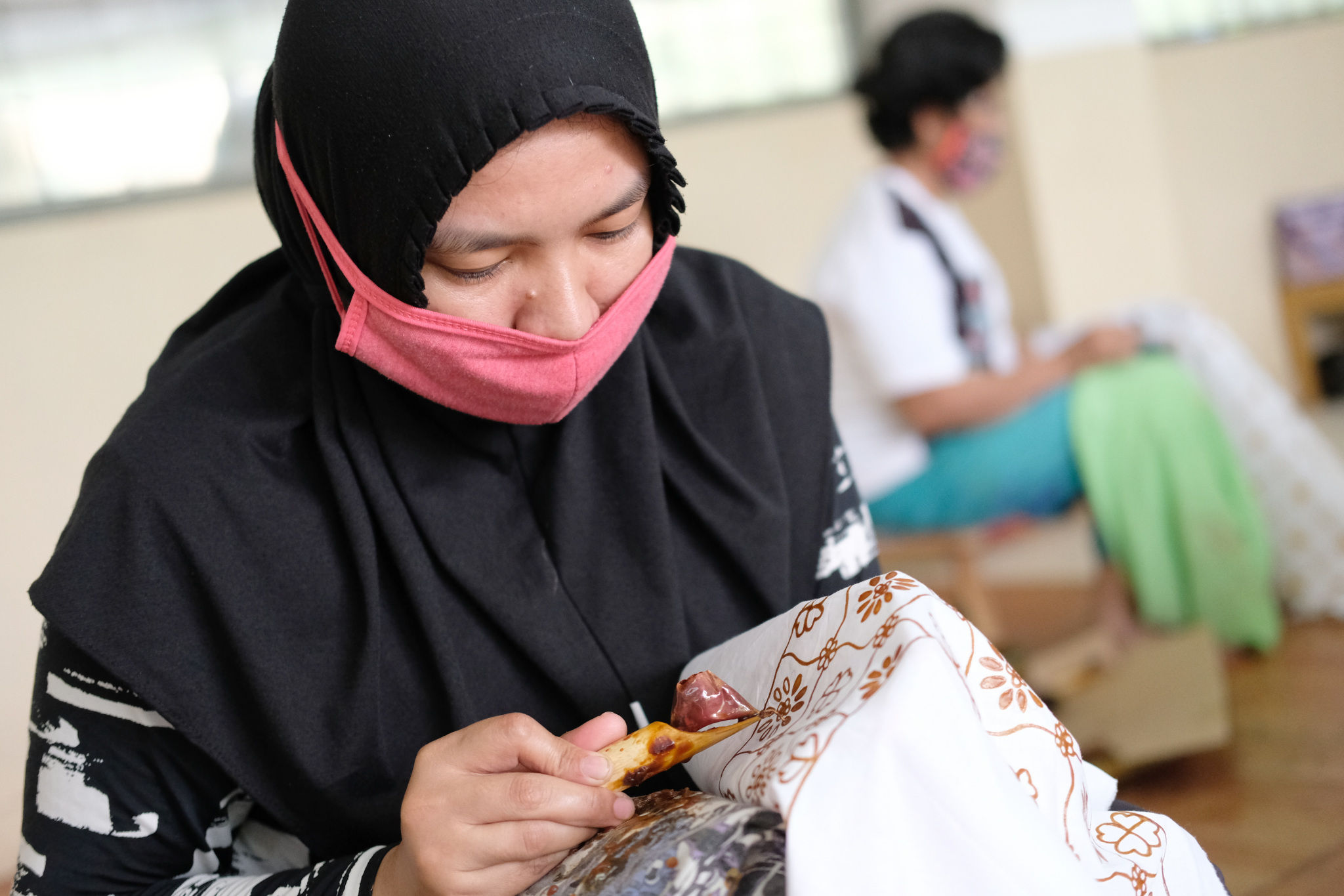 <p>Pengrajin menyelesaikan pembuatan batik di workshop Batik Marunda, di Rusun Marunda, Jakarta Utara, Selasa, 14 Juli 2020. Ekonom Center of Reform on Economics (CORE) M. Faisal mengatakan persoalan yang sekarang dihadapi UMKM tak hanya soal akses ke pembiayaan. Penurunan dari sisi permintaan juga berpengaruh terhadap kelangsungan UMKM, terutama mikro, yang tersengat langsung imbas pandemi covid &#8211; 19. Oleh karena itu, akses pasar sangat dibutuhkan oleh para pelaku usaha mikro. Pemerintah perlu memikirkan hal ini supaya kombinasi kebijakan yang telah diterbitkan pemerintah benar-benar menyentuh ke pokok persoalan. Foto: Ismail Pohan/TrenAsia</p>

