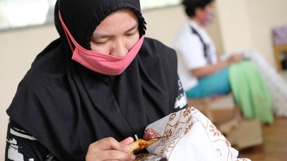 <p>Pengrajin menyelesaikan pembuatan batik di workshop Batik Marunda, di Rusun Marunda, Jakarta Utara, Selasa, 14 Juli 2020. Ekonom Center of Reform on Economics (CORE) M. Faisal mengatakan persoalan yang sekarang dihadapi UMKM tak hanya soal akses ke pembiayaan. Penurunan dari sisi permintaan juga berpengaruh terhadap kelangsungan UMKM, terutama mikro, yang tersengat langsung imbas pandemi covid – 19. Oleh karena itu, akses pasar sangat dibutuhkan oleh para pelaku usaha mikro. Pemerintah perlu memikirkan hal ini supaya kombinasi kebijakan yang telah diterbitkan pemerintah benar-benar menyentuh ke pokok persoalan. Foto: Ismail Pohan/TrenAsia</p>

