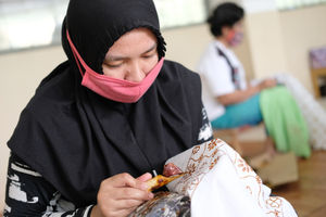 <p>Pengrajin menyelesaikan pembuatan batik di workshop Batik Marunda, di Rusun Marunda, Jakarta Utara, Selasa, 14 Juli 2020. Ekonom Center of Reform on Economics (CORE) M. Faisal mengatakan persoalan yang sekarang dihadapi UMKM tak hanya soal akses ke pembiayaan. Penurunan dari sisi permintaan juga berpengaruh terhadap kelangsungan UMKM, terutama mikro, yang tersengat langsung imbas pandemi covid – 19. Oleh karena itu, akses pasar sangat dibutuhkan oleh para pelaku usaha mikro. Pemerintah perlu memikirkan hal ini supaya kombinasi kebijakan yang telah diterbitkan pemerintah benar-benar menyentuh ke pokok persoalan. Foto: Ismail Pohan/TrenAsia</p>
